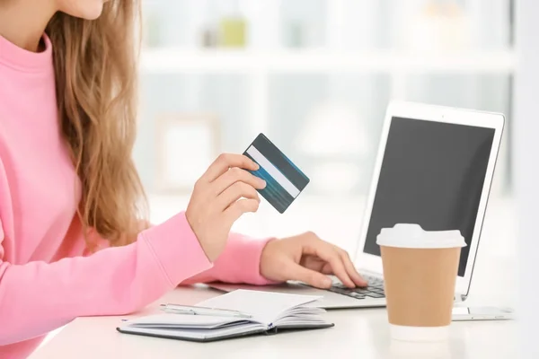 Giovane donna utilizzando il computer portatile — Foto Stock