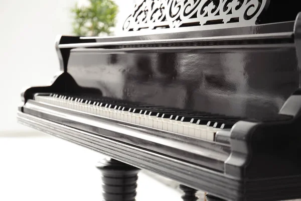 Gran piano negro en interiores — Foto de Stock