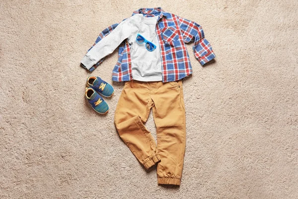 Roupas de criança e sapatilhas em tecido — Fotografia de Stock
