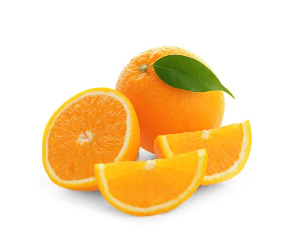 Smaskiga färsk apelsin med skivor på vit bakgrund — Stockfoto