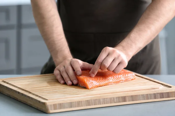 Manusia memasak fillet salmon — Stok Foto