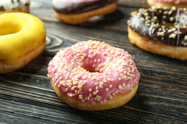 Donuts savoureux sur table en bois — Photo