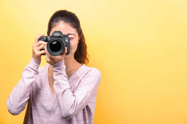 Bella giovane fotografo su sfondo a colori — Foto Stock