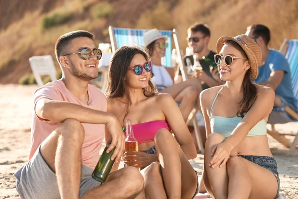 Jonge mensen die partij op strand — Stockfoto