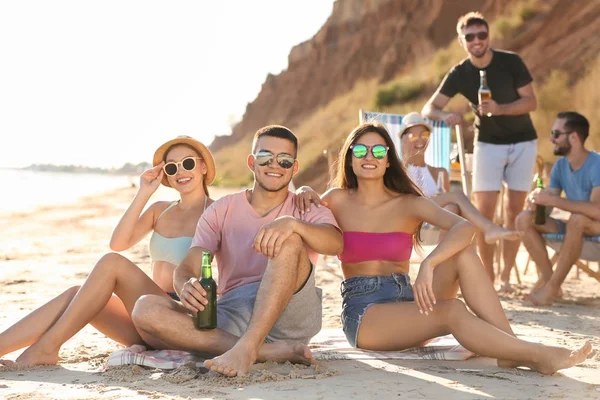 Jovens fazendo festa na praia — Fotografia de Stock