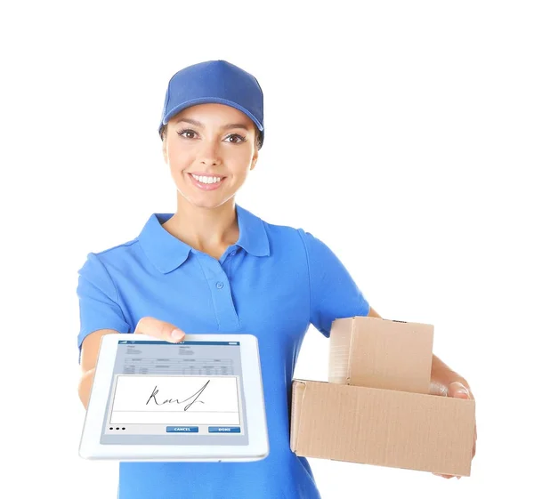 Zustellerin in Uniform mit Tablet und Paketen auf weißem Hintergrund. Signature Capture App auf dem Bildschirm — Stockfoto