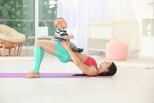 Mãe fazendo exercícios — Fotografia de Stock