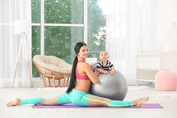 Mãe fazendo exercícios — Fotografia de Stock