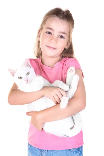 Menina em roupas casuais segurando gato bonito, isolado em branco — Fotografia de Stock