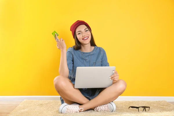 Jovem mulher com laptop — Fotografia de Stock