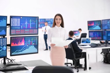 Ofiste çalışan kadın stok tüccar