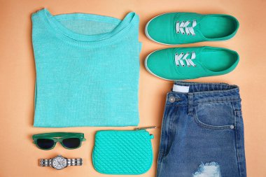 Nane giysi ve aksesuarları ile kompozisyon 