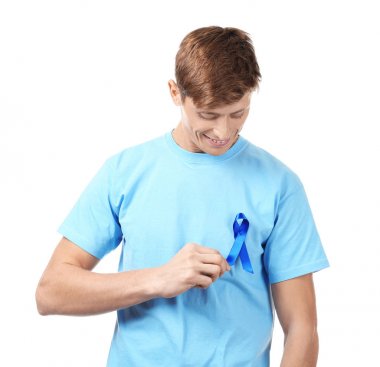Beyaz zemin üzerine mavi kurdele ile giyen t-shirt genç adam. Prostat Kanseri Bilinçlendirme kavramı