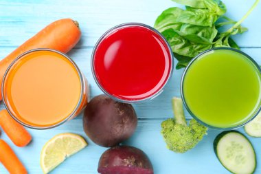 Çeşitli taze meyve suları 