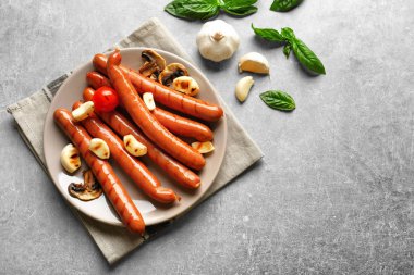 Izgara sosis sarımsak ile hizmet