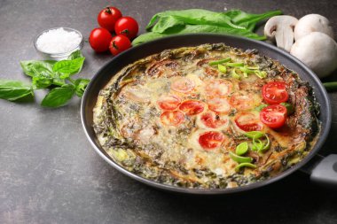 Lezzetli ıspanak frittata ile kızartma tavası 