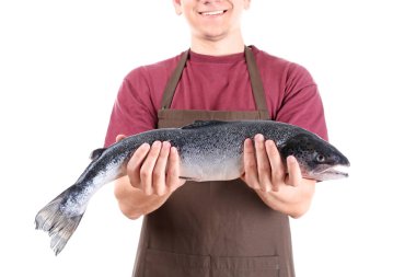 Beyaz izole taze Çiğ somon tutan adam