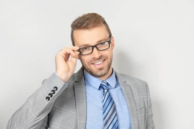 Takım elbiseli çekici adam