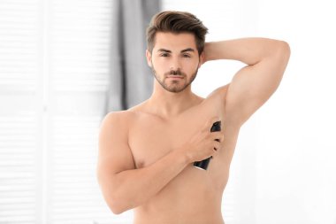 deodorant kullanan genç adam 