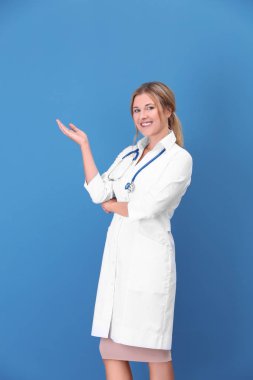 Doktor stetoskop renk arka plan üzerinde ile