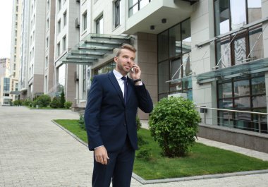 Takım elbiseli çekici adam