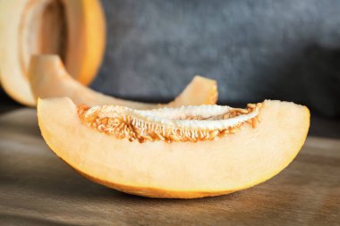 Ahşap tahta üzerinde olgunlaşmış kavun