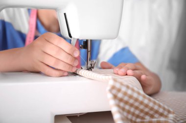 Atölye genç needlewoman