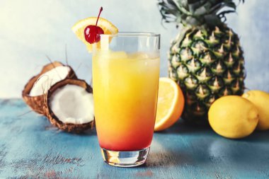 Lezzetli egzotik kokteyl cam