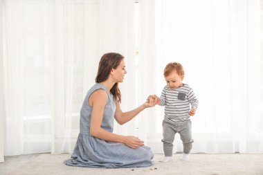 erkek bebek ile anne 