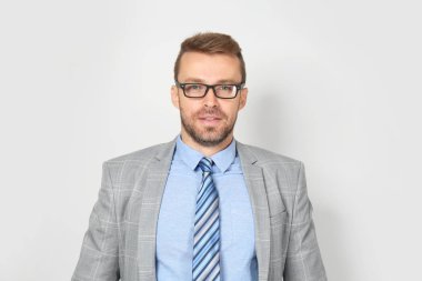 Takım elbiseli çekici adam