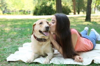 Av köpeği olan kadın