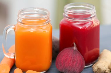 Çeşitli taze meyve suları 