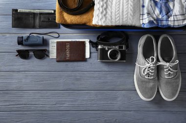 Turistik şeyler ahşap arka plan üzerinde