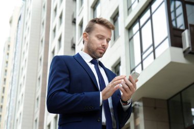 Takım elbiseli çekici adam