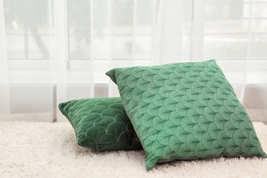 Katta kapalı desenli yastıklar