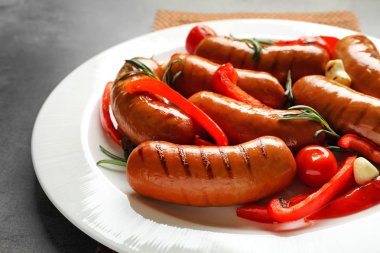 Sarımsak ve biber ile ızgara sosis servis 