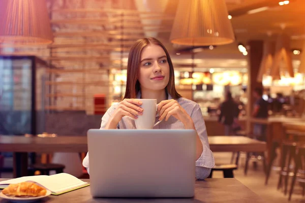 Junge Marketing-Managerin arbeitet im Café — Stockfoto