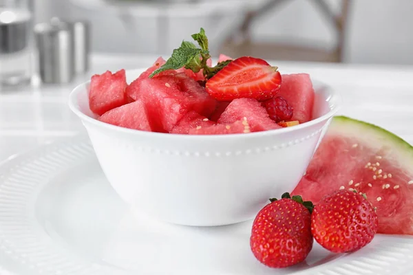 Schüssel mit frischem Salat mit Wassermelone auf dem Tisch — Stockfoto