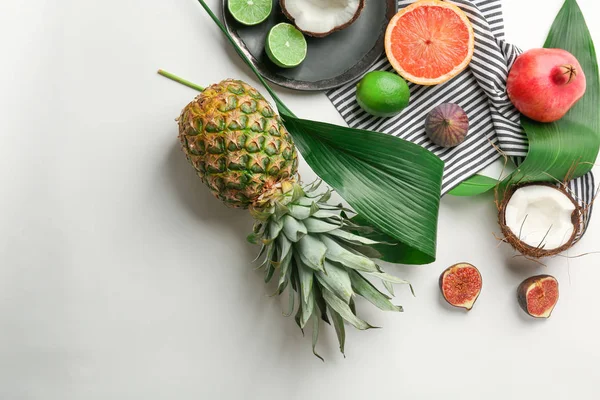 Hojas tropicales y frutas exóticas —  Fotos de Stock