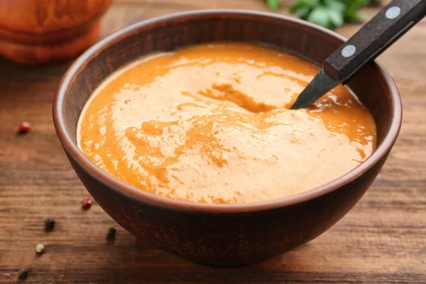 Mangkuk dengan buatan sendiri lentils sup krim — Stok Foto