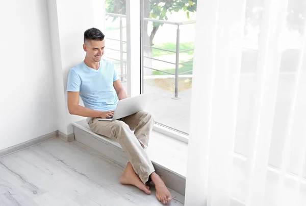 Hombre joven usando el ordenador portátil —  Fotos de Stock