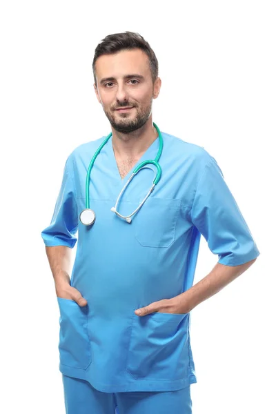 Молодой врач на белом фоне — стоковое фото