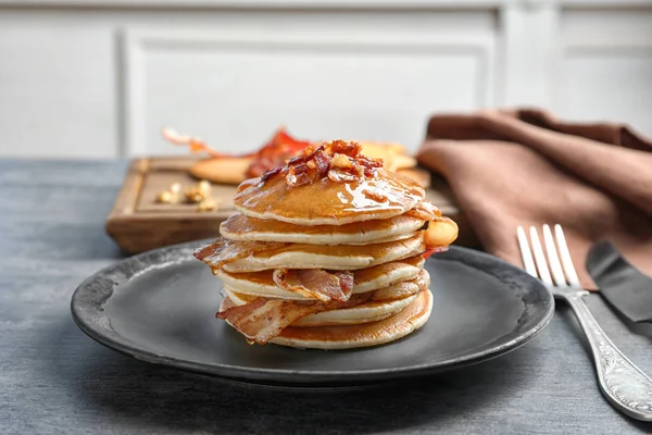 Tasty pancakes with bacon on plate — Stock Photo, Image