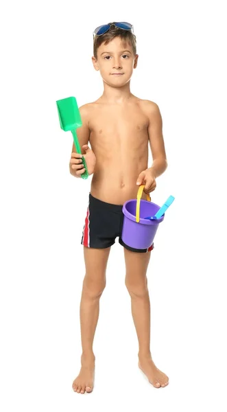 Симпатичный маленький мальчик с пляжными игрушками на белом фоне — стоковое фото