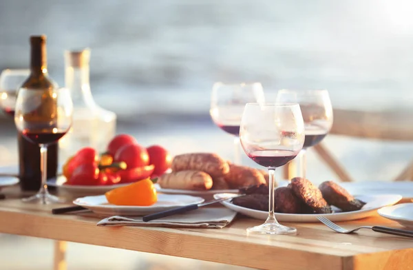 Mesa servida para barbacoa — Foto de Stock