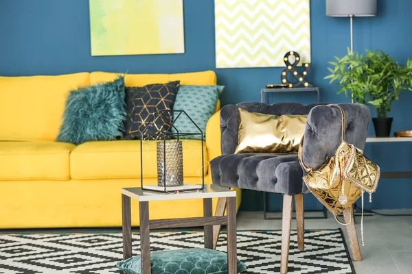 Moderno soggiorno interno con poltrona elegante — Foto Stock