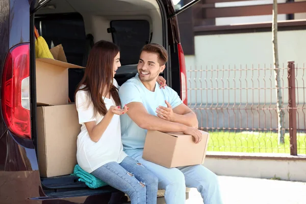 Pareja joven descansando — Foto de Stock