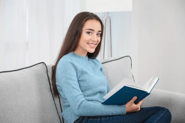 Mladá žena čtení knihy — Stock fotografie