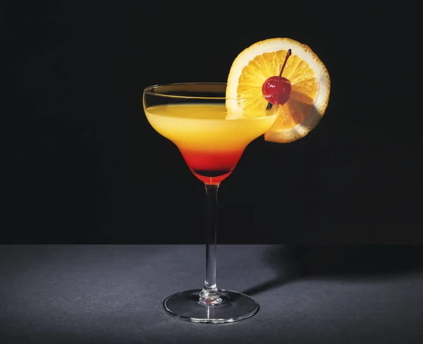 Bicchiere con gustoso cocktail esotico — Foto Stock