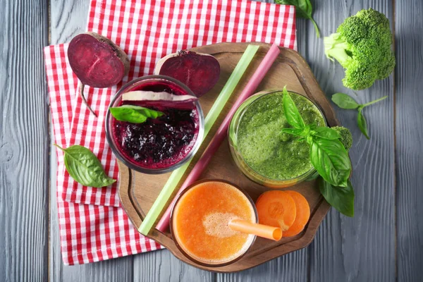 Gläser mit verschiedenen Gemüse-Smoothies — Stockfoto